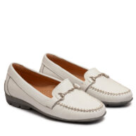 Mocasin de cuero blanco con estribo